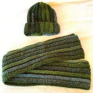 HANDMADE NWOT CHENILLE GREEN HAND CROCHET SCARF AND BEANIE HAT SET
